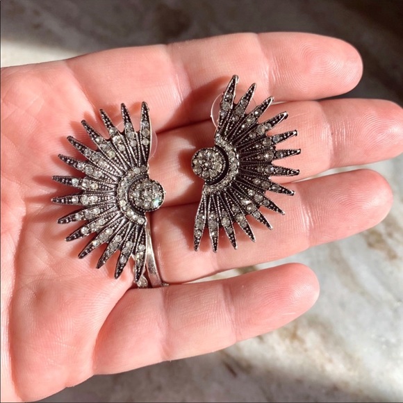 Antiqued Silver Gatsby Earrings! - Picture 4 of 4